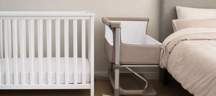 Baby Kinderbett vs. Beistellbett: Was ist die beste Schlafloesung?