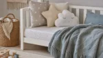 Gemütliche Kinderbett-Deko: Kissen, Decken & mehr