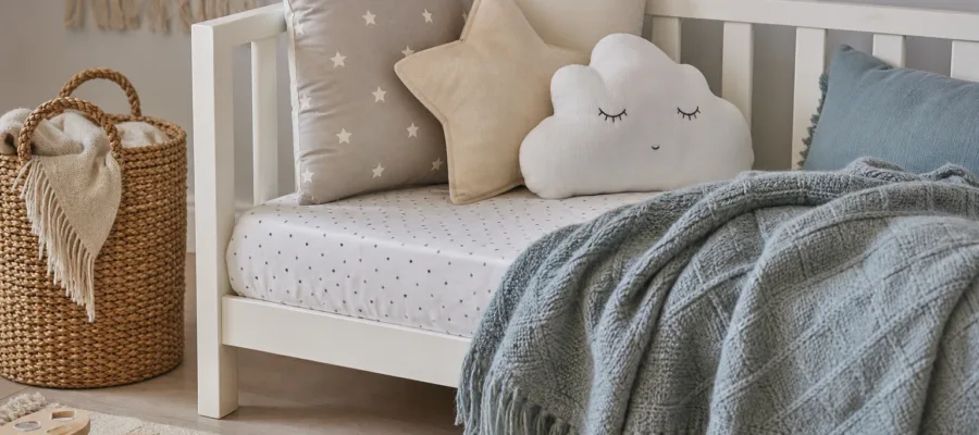 Ideen zur Kinderbett-Dekoration: Kissen, Decken und mehr fuer ein gemuetliches Bett