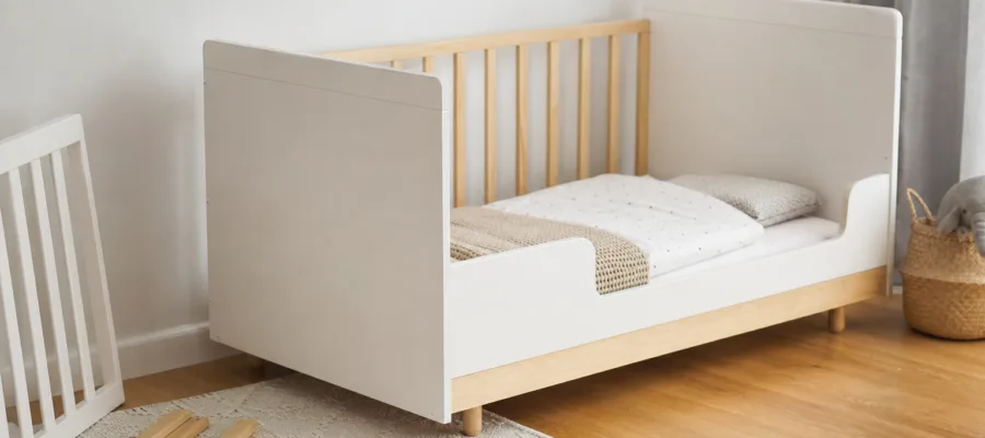 Umbau und Anpassung von Kinderbetten: So gelingt der Uebergang von Baby- zu Kleinkindbett